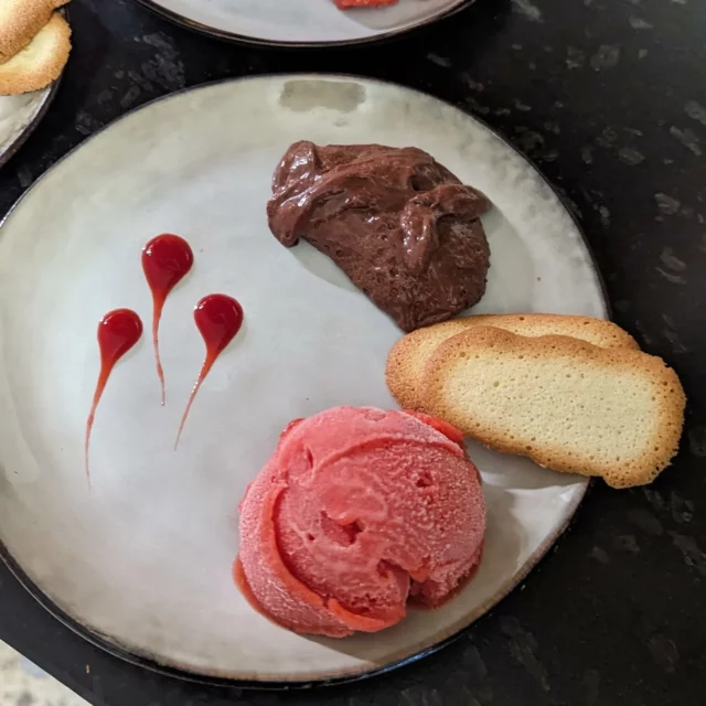 Trois gouttes de coulis de framboises, une boule de sorbet fraise et mousse au chocolat... Accompagné de langues de chat. Simple et pourtant si complémentaire chocolat/fruits rouges. Et vous vous aimez ? #mousseauchocolat #tabledhotes #montsdulyonnaistourisme