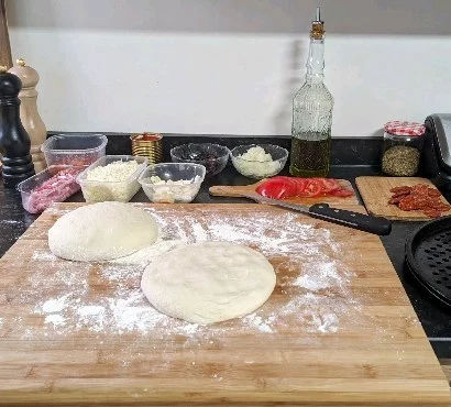 Vrac d'une "busy" journée. #pizza #saladeperle #briocheperdue #sangria. Vous avez déjà goûté la sangria maison ?😋