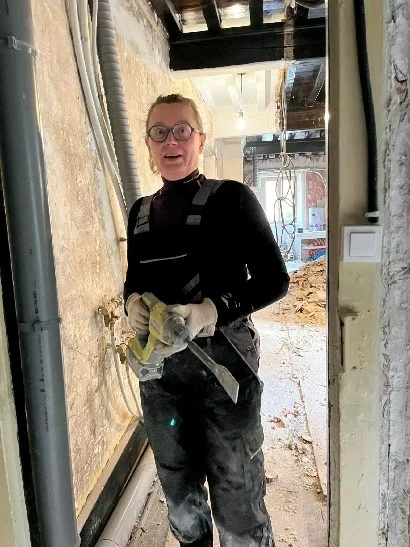 DÉMOLITION ⚠️
La maison d'hôtes est actuellement fermée 😅. On a attaqué des travaux de grande envergure 💪. Hâte de vous retrouver au printemps pour vous faire découvrir notre dernière chambre modulable de grande taille. 
AVENTURE A SUIVRE...
#montsdulyonnaistourisme #maisondhotesdecharme #renovation