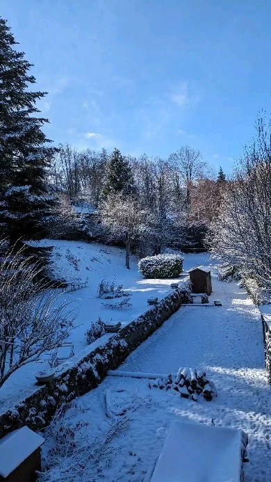 SURPRISES 😅 
un petit manteau neigeux pour le plaisir des yeux et des avancées de construction intérieure. Non mais vous avez vu l'état des sols 😱
Bonne journée à vous qui suivez nos aventures
#renovation #maisondhotesdecharme #travaux #montsdulyonnaistourisme #bellenature