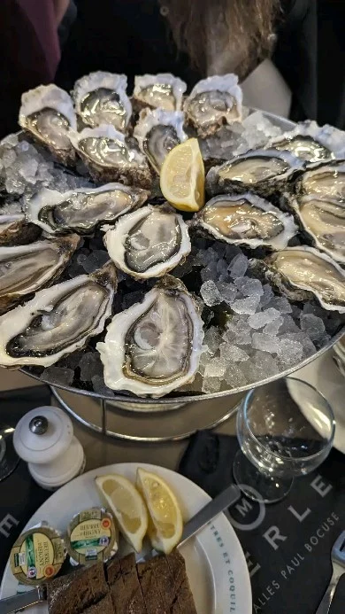 Vous qui passez par notre maison d'hôtes, connaissez vous Lyon ? Aujourd'hui nous vous proposons une petite balade aux @leshallesdelyon pour le plaisir des yeux et des papilles. Toutes les grandes institutions de la gastronomie lyonnaise vous y accueillent. #tourismelyonnais #marchecouvert #lyon  #gastronomie #ideesortie #maisondhote